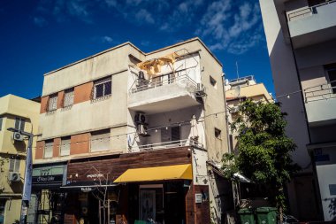 Tel Aviv, İsrail, 26 Şubat 2026, Sheinkin Street View, ritmik Bauhaus geometrisi, minimalist ciltler üzerine gölge etkileşimi, derin atmosferik gökyüzü, dikey yapısal hizalama, kentsel dokular ve yoğun yoğun yoğun bakım ünitesi tarafından gözlemlenen ışık..