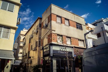 Tel Aviv, İsrail, 26 Şubat 2026, Sheinkin Street View, ritmik Bauhaus geometrisi, minimalist ciltler üzerine gölge etkileşimi, derin atmosferik gökyüzü, dikey yapısal hizalama, kentsel dokular ve yoğun yoğun yoğun bakım ünitesi tarafından gözlemlenen ışık..