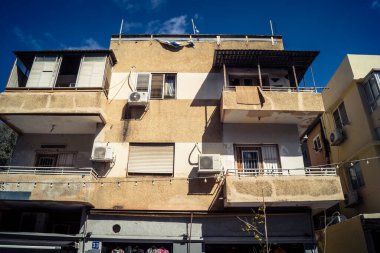 Tel Aviv, İsrail, 26 Şubat 2026, Sheinkin Street View, ritmik Bauhaus geometrisi, minimalist ciltler üzerine gölge etkileşimi, derin atmosferik gökyüzü, dikey yapısal hizalama, kentsel dokular ve yoğun yoğun yoğun bakım ünitesi tarafından gözlemlenen ışık..