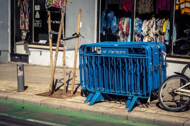 Tel Aviv, İsrail, 26 Şubat 2026, Sheinkin Caddesi Manzarası, şehir perspektifi, efsanevi Bauhaus çizgileri, beyaz cephelerdeki ritmik gölge desenleri, canlı şehir atmosferi, yoğun bakım ünitesinin gözlemlediği yapısal zarafet ve kademeli ışık..