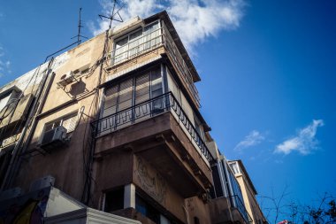 Tel Aviv, İsrail, 26 Şubat 2026, Sheinkin Street View, ritmik Bauhaus geometrisi, minimalist ciltler üzerine gölge etkileşimi, derin atmosferik gökyüzü, dikey yapısal hizalama, kentsel dokular ve yoğun yoğun yoğun bakım ünitesi tarafından gözlemlenen ışık..