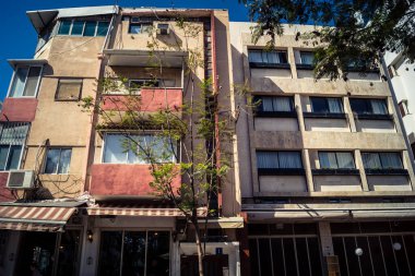 Tel Aviv, İsrail, 26 Şubat 2026, Sheinkin Street View, ritmik Bauhaus geometrisi, minimalist ciltler üzerine gölge etkileşimi, derin atmosferik gökyüzü, dikey yapısal hizalama, kentsel dokular ve yoğun yoğun yoğun bakım ünitesi tarafından gözlemlenen ışık..