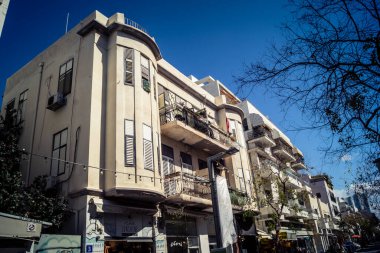 Tel Aviv, İsrail, 26 Şubat 2026, Sheinkin Street View, ritmik Bauhaus geometrisi, minimalist ciltler üzerine gölge etkileşimi, derin atmosferik gökyüzü, dikey yapısal hizalama, kentsel dokular ve yoğun yoğun yoğun bakım ünitesi tarafından gözlemlenen ışık..