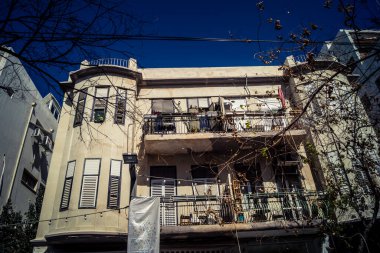 Tel Aviv, İsrail, 26 Şubat 2026, Sheinkin Street View, ritmik Bauhaus geometrisi, minimalist ciltler üzerine gölge etkileşimi, derin atmosferik gökyüzü, dikey yapısal hizalama, kentsel dokular ve yoğun yoğun yoğun bakım ünitesi tarafından gözlemlenen ışık..