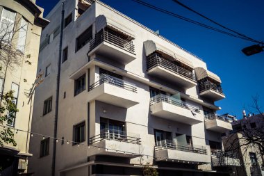 Tel Aviv, İsrail, 26 Şubat 2026, Sheinkin Street View, ritmik Bauhaus geometrisi, minimalist ciltler üzerine gölge etkileşimi, derin atmosferik gökyüzü, dikey yapısal hizalama, kentsel dokular ve yoğun yoğun yoğun bakım ünitesi tarafından gözlemlenen ışık..