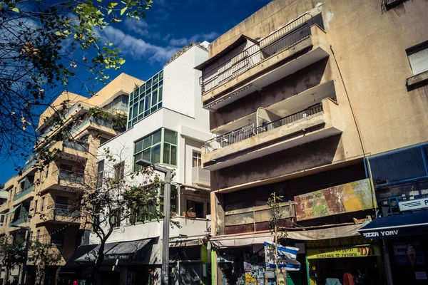 Tel Aviv, İsrail, 26 Şubat 2026, Sheinkin Street View, ritmik Bauhaus geometrisi, minimalist ciltler üzerine gölge etkileşimi, derin atmosferik gökyüzü, dikey yapısal hizalama, kentsel dokular ve yoğun yoğun yoğun bakım ünitesi tarafından gözlemlenen ışık..