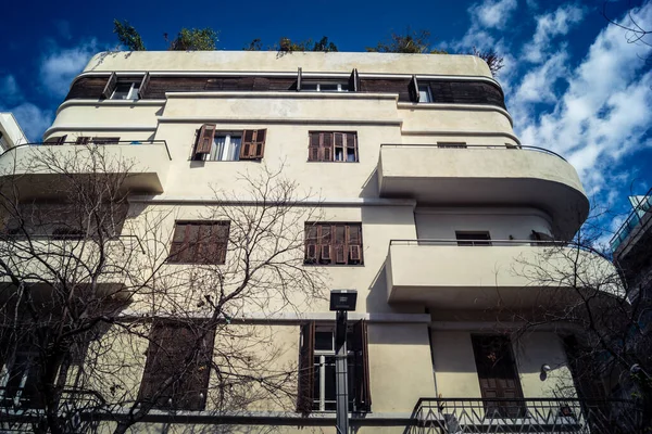 Tel Aviv, İsrail, 26 Şubat 2026, Sheinkin Street View, ritmik Bauhaus geometrisi, minimalist ciltler üzerine gölge etkileşimi, derin atmosferik gökyüzü, dikey yapısal hizalama, kentsel dokular ve yoğun yoğun yoğun bakım ünitesi tarafından gözlemlenen ışık..