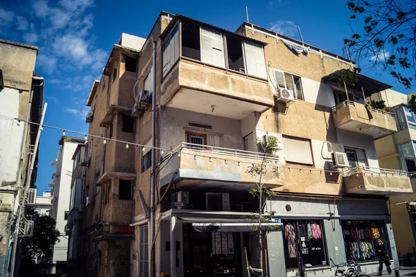 Tel Aviv, İsrail, 26 Şubat 2026, Sheinkin Street View, ritmik Bauhaus geometrisi, minimalist ciltler üzerine gölge etkileşimi, derin atmosferik gökyüzü, dikey yapısal hizalama, kentsel dokular ve yoğun yoğun yoğun bakım ünitesi tarafından gözlemlenen ışık..
