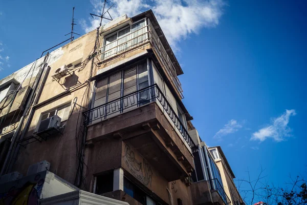 Tel Aviv, İsrail, 26 Şubat 2026, Sheinkin Street View, ritmik Bauhaus geometrisi, minimalist ciltler üzerine gölge etkileşimi, derin atmosferik gökyüzü, dikey yapısal hizalama, kentsel dokular ve yoğun yoğun yoğun bakım ünitesi tarafından gözlemlenen ışık..