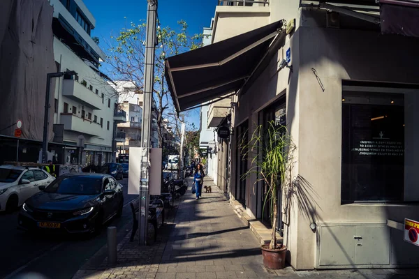 Tel Aviv, İsrail, 26 Şubat 2026, Sheinkin Caddesi Manzarası, şehir perspektifi, efsanevi Bauhaus çizgileri, beyaz cephelerdeki ritmik gölge desenleri, canlı şehir atmosferi, yoğun bakım ünitesinin gözlemlediği yapısal zarafet ve kademeli ışık..