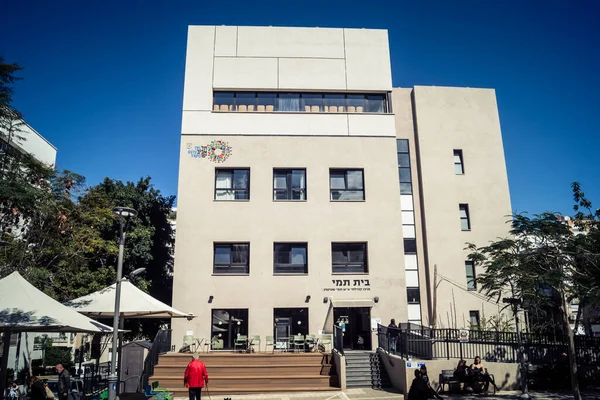 Tel Aviv, İsrail, 26 Şubat 2026, Sheinkin Street View, ritmik Bauhaus geometrisi, minimalist ciltler üzerine gölge etkileşimi, derin atmosferik gökyüzü, dikey yapısal hizalama, kentsel dokular ve yoğun yoğun yoğun bakım ünitesi tarafından gözlemlenen ışık..