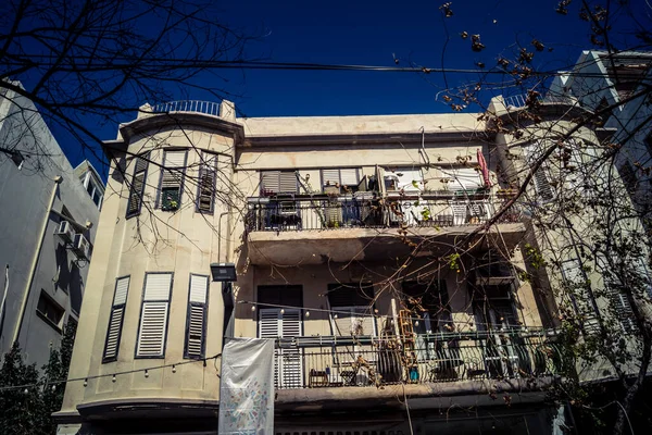 Tel Aviv, İsrail, 26 Şubat 2026, Sheinkin Street View, ritmik Bauhaus geometrisi, minimalist ciltler üzerine gölge etkileşimi, derin atmosferik gökyüzü, dikey yapısal hizalama, kentsel dokular ve yoğun yoğun yoğun bakım ünitesi tarafından gözlemlenen ışık..