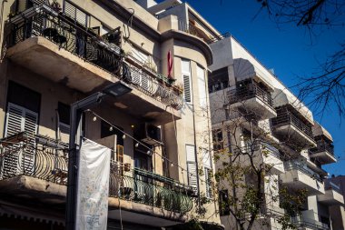 Tel Aviv, İsrail, 26 Şubat 2026, Sheinkin Street View, ritmik Bauhaus geometrisi, minimalist ciltler üzerine gölge etkileşimi, derin atmosferik gökyüzü, dikey yapısal hizalama, kentsel dokular ve yoğun yoğun yoğun bakım ünitesi tarafından gözlemlenen ışık..