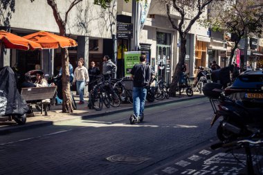 Tel Aviv, İsrail, 26 Şubat 2026, Sheinkin Caddesi 'nde elektrikli scooterlar, modern elektrik hareketliliği Bauhaus mimarisi ile hızlı şehir akışı, canlı sokak manzarası, şehir dokularına güneş ışığı, I.C..