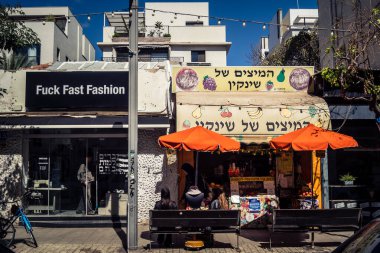 Tel Aviv, İsrail, 26 Şubat 2026, Sheinkin Caddesi Manzarası, şehir perspektifi, efsanevi Bauhaus çizgileri, beyaz cephelerdeki ritmik gölge desenleri, canlı şehir atmosferi, yoğun bakım ünitesinin gözlemlediği yapısal zarafet ve kademeli ışık..