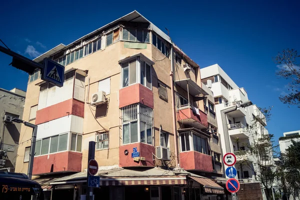 Tel Aviv, İsrail, 26 Şubat 2026, Sheinkin Street View, ritmik Bauhaus geometrisi, minimalist ciltler üzerine gölge etkileşimi, derin atmosferik gökyüzü, dikey yapısal hizalama, kentsel dokular ve yoğun yoğun yoğun bakım ünitesi tarafından gözlemlenen ışık..