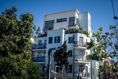 Tel Aviv, İsrail, 26 Şubat 2026, Sheinkin Street View, ritmik Bauhaus geometrisi, minimalist ciltler üzerine gölge etkileşimi, derin atmosferik gökyüzü, dikey yapısal hizalama, kentsel dokular ve yoğun yoğun yoğun bakım ünitesi tarafından gözlemlenen ışık..