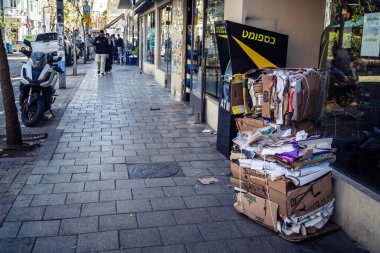 Tel Aviv, İsrail, 26 Şubat 2026, Sheinkin Caddesi Manzarası, şehir perspektifi, efsanevi Bauhaus çizgileri, beyaz cephelerdeki ritmik gölge desenleri, canlı şehir atmosferi, yoğun bakım ünitesinin gözlemlediği yapısal zarafet ve kademeli ışık..