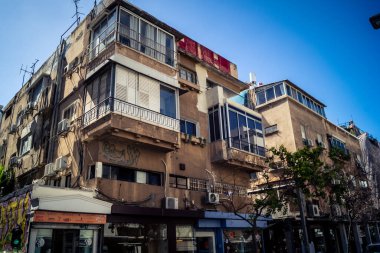 Tel Aviv, İsrail, 26 Şubat 2026, Sheinkin Street View, ritmik Bauhaus geometrisi, minimalist ciltler üzerine gölge etkileşimi, derin atmosferik gökyüzü, dikey yapısal hizalama, kentsel dokular ve yoğun yoğun yoğun bakım ünitesi tarafından gözlemlenen ışık..