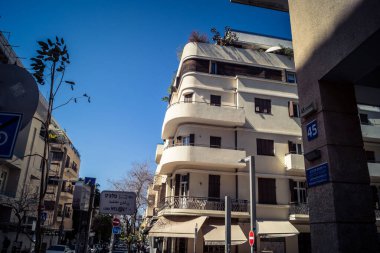 Tel Aviv, İsrail, 26 Şubat 2026, Sheinkin Street View, ritmik Bauhaus geometrisi, minimalist ciltler üzerine gölge etkileşimi, derin atmosferik gökyüzü, dikey yapısal hizalama, kentsel dokular ve yoğun yoğun yoğun bakım ünitesi tarafından gözlemlenen ışık..