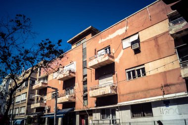 Tel Aviv, İsrail, 26 Şubat 2026, Sheinkin Street View, ritmik Bauhaus geometrisi, minimalist ciltler üzerine gölge etkileşimi, derin atmosferik gökyüzü, dikey yapısal hizalama, kentsel dokular ve yoğun yoğun yoğun bakım ünitesi tarafından gözlemlenen ışık..