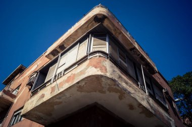 Tel Aviv, İsrail, 26 Şubat 2026, Sheinkin Street View, ritmik Bauhaus geometrisi, minimalist ciltler üzerine gölge etkileşimi, derin atmosferik gökyüzü, dikey yapısal hizalama, kentsel dokular ve yoğun yoğun yoğun bakım ünitesi tarafından gözlemlenen ışık..