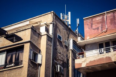 Tel Aviv, İsrail, 26 Şubat 2026, Sheinkin Street View, ritmik Bauhaus geometrisi, minimalist ciltler üzerine gölge etkileşimi, derin atmosferik gökyüzü, dikey yapısal hizalama, kentsel dokular ve yoğun yoğun yoğun bakım ünitesi tarafından gözlemlenen ışık..