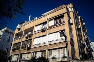 Tel Aviv, İsrail, 26 Şubat 2026, Sheinkin Street View, ritmik Bauhaus geometrisi, minimalist ciltler üzerine gölge etkileşimi, derin atmosferik gökyüzü, dikey yapısal hizalama, kentsel dokular ve yoğun yoğun yoğun bakım ünitesi tarafından gözlemlenen ışık..