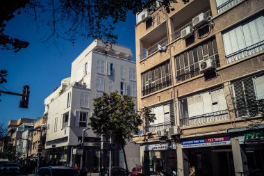 Tel Aviv, İsrail, 26 Şubat 2026, Sheinkin Street View, ritmik Bauhaus geometrisi, minimalist ciltler üzerine gölge etkileşimi, derin atmosferik gökyüzü, dikey yapısal hizalama, kentsel dokular ve yoğun yoğun yoğun bakım ünitesi tarafından gözlemlenen ışık..