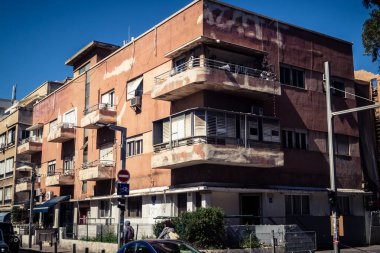 Tel Aviv, İsrail, 26 Şubat 2026, Sheinkin Street View, ritmik Bauhaus geometrisi, minimalist ciltler üzerine gölge etkileşimi, derin atmosferik gökyüzü, dikey yapısal hizalama, kentsel dokular ve yoğun yoğun yoğun bakım ünitesi tarafından gözlemlenen ışık..