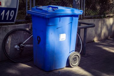 Tel Aviv, İsrail, 26 Şubat 2026, Sheinkin Caddesi 'ndeki kentsel atık kutuları, günlük şehir hayatı Bauhaus mimarisi, otantik sokak kontrastı, güneşin altındaki ham dokular, ritmik geometri ve yoğun bakım ünitesinin gözlemlediği kademeli ışık..