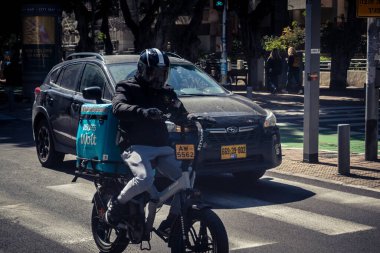 Tel Aviv, İsrail, 26 Şubat 2026, Rothschild Bulvarı 'ndaki şehir trafiği, yoğun araba ve otobüs akışı, hareket halindeki elektrikli scooter' lar ve bisikletler, şehir yaşam enerjisi ve sokak dinamikleri, yoğun yoğun yoğun yoğun yoğun yoğun yoğun yoğun yoğun yoğun yoğun yoğun yoğun yoğun yoğun yoğun yoğun yoğun yoğun yoğun yoğun yoğun yoğun yoğun yoğun yoğun yoğun yoğun yoğun yoğun yoğun yoğun yoğun yoğun yoğun yoğun yoğun yoğun yoğun yoğun yoğun yoğun yoğun yoğun karşılaşıyor..