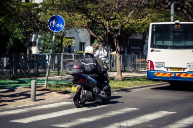 Tel Aviv, İsrail, 26 Şubat 2026, Rothschild Bulvarı 'ndaki şehir trafiği, yoğun araba ve otobüs akışı, hareket halindeki elektrikli scooter' lar ve bisikletler, şehir yaşam enerjisi ve sokak dinamikleri, yoğun yoğun yoğun yoğun yoğun yoğun yoğun yoğun yoğun yoğun yoğun yoğun yoğun yoğun yoğun yoğun yoğun yoğun yoğun yoğun yoğun yoğun yoğun yoğun yoğun yoğun yoğun yoğun yoğun yoğun yoğun yoğun yoğun yoğun yoğun yoğun yoğun yoğun yoğun yoğun yoğun yoğun yoğun yoğun karşılaşıyor..