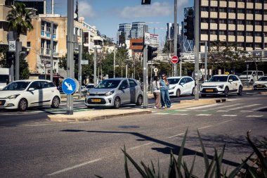 Tel Aviv, İsrail, 26 Şubat 2026, Rothschild Bulvarı 'ndaki şehir trafiği, yoğun araba ve otobüs akışı, hareket halindeki elektrikli scooter' lar ve bisikletler, şehir yaşam enerjisi ve sokak dinamikleri, yoğun yoğun yoğun yoğun yoğun yoğun yoğun yoğun yoğun yoğun yoğun yoğun yoğun yoğun yoğun yoğun yoğun yoğun yoğun yoğun yoğun yoğun yoğun yoğun yoğun yoğun yoğun yoğun yoğun yoğun yoğun yoğun yoğun yoğun yoğun yoğun yoğun yoğun yoğun yoğun yoğun yoğun yoğun yoğun karşılaşıyor..