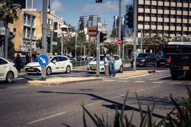 Tel Aviv, İsrail, 26 Şubat 2026, Rothschild Bulvarı 'ndaki şehir trafiği, yoğun araba ve otobüs akışı, hareket halindeki elektrikli scooter' lar ve bisikletler, şehir yaşam enerjisi ve sokak dinamikleri, yoğun yoğun yoğun yoğun yoğun yoğun yoğun yoğun yoğun yoğun yoğun yoğun yoğun yoğun yoğun yoğun yoğun yoğun yoğun yoğun yoğun yoğun yoğun yoğun yoğun yoğun yoğun yoğun yoğun yoğun yoğun yoğun yoğun yoğun yoğun yoğun yoğun yoğun yoğun yoğun yoğun yoğun yoğun yoğun karşılaşıyor..