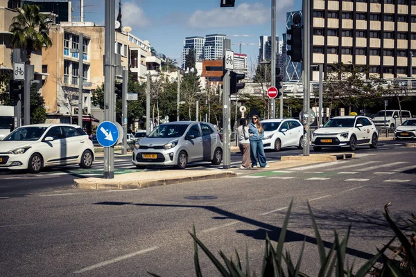 Tel Aviv, İsrail, 26 Şubat 2026, Rothschild Bulvarı 'ndaki şehir trafiği, yoğun araba ve otobüs akışı, hareket halindeki elektrikli scooter' lar ve bisikletler, şehir yaşam enerjisi ve sokak dinamikleri, yoğun yoğun yoğun yoğun yoğun yoğun yoğun yoğun yoğun yoğun yoğun yoğun yoğun yoğun yoğun yoğun yoğun yoğun yoğun yoğun yoğun yoğun yoğun yoğun yoğun yoğun yoğun yoğun yoğun yoğun yoğun yoğun yoğun yoğun yoğun yoğun yoğun yoğun yoğun yoğun yoğun yoğun yoğun yoğun karşılaşıyor..