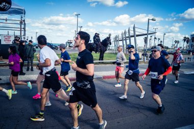 Tel Aviv, İsrail, 27 Şubat 2026 Yıllık maraton boyunca büyük bir koşucu topluluğu sokaklarda yarışıyor, binlerce katılımcı büyük spor etkinliğine katılıyor, kentsel yarış belgeleri ve yayın fotoğrafçılığı.