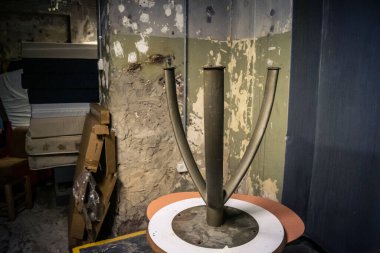 Tel Aviv, İsrail, 28 Şubat 2026 Uluslararası gezginler ve sakinler Abraham Hostel 'in bomba sığınağında kırmızı alarm sirenleri eşliğinde siper alarak olağan seyahat ortamı ile savaşın aciliyeti arasındaki vahşi zıtlığı gösteriyor..