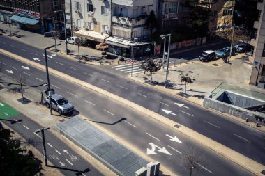 Tel Aviv, İsrail, 28 Şubat 2026 Metal enkazı ve avcı füze parçaları, İran saldırısı sırasında gökyüzündeki balistik düellonun şiddetine tanıklık ederek büyük çaplı bir yaylım ateşi sonrasında yere düşebilir..