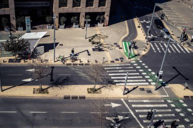 Tel Aviv, İsrail, 28 Şubat 2026 Metal enkazı ve avcı füze parçaları, İran saldırısı sırasında gökyüzündeki balistik düellonun şiddetine tanıklık ederek büyük çaplı bir yaylım ateşi sonrasında yere düşebilir..