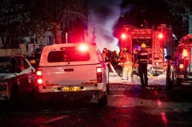 Tel Aviv, İsrail, 1 Mart 2026 İtfaiyeciler ve acil durum ekipleri Tel Aviv 'in merkezindeki bir füze sahasında görev yapıyorlar. Yapısal hasar ve potansiyel yangın tehlikelerini kontrol ediyorlar.