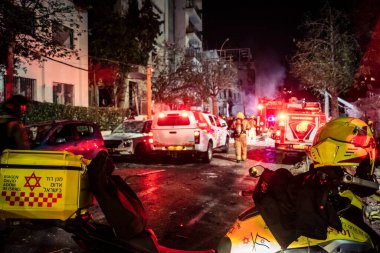 Tel Aviv, İsrail, 1 Mart 2026 İtfaiyeciler ve acil durum ekipleri Tel Aviv 'in merkezindeki bir füze sahasında görev yapıyorlar. Yapısal hasar ve potansiyel yangın tehlikelerini kontrol ediyorlar.