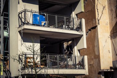 Tel Aviv, İsrail, 1 Mart 2026. Tel Aviv şehir merkezindeki bir füze saldırısından bir gün sonra belediye çalışanları ve sakinleri enkaz ve cam kırıkları arasında meydana gelen hasarları değerlendirerek bölgede güvenlik çemberi oluşturulmaya başlandı..