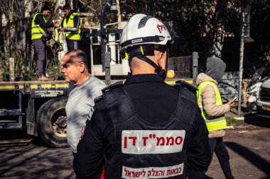 Tel Aviv, İsrail, 1 Mart 2026 İtfaiyeciler ve acil durum ekipleri Tel Aviv 'in merkezindeki bir füze sahasında görev yapıyorlar. Yapısal hasar ve potansiyel yangın tehlikelerini kontrol ediyorlar.