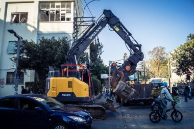 Tel Aviv, İsrail, 1 Mart 2026 İnşaat vinçleri ve ağır ekipmanlar roketle vurulan çok dengesiz bir apartmanı yıkmaya çalışıyorlar. Merkez Tel Aviv 'deki yapısal güvenlik riskleri nedeniyle alan temizleniyor..