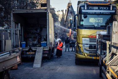 Tel Aviv, İsrail, 1 Mart 2026 İnşaat vinçleri ve ağır ekipmanlar roketle vurulan çok dengesiz bir apartmanı yıkmaya çalışıyorlar. Merkez Tel Aviv 'deki yapısal güvenlik riskleri nedeniyle alan temizleniyor..