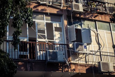 Tel Aviv, İsrail, 1 Mart 2026. Tel Aviv şehir merkezindeki bir füze saldırısından bir gün sonra belediye çalışanları ve sakinleri enkaz ve cam kırıkları arasında meydana gelen hasarları değerlendirerek bölgede güvenlik çemberi oluşturulmaya başlandı..