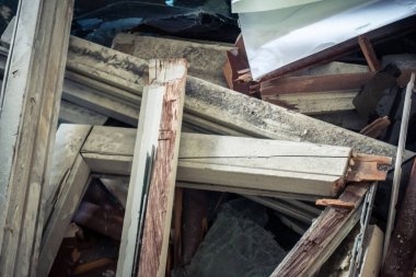 Tel Aviv, İsrail, 1 Mart 2026. Özel bir apartman dairesi, bir füze çarpmasından sonra tamamen yıkıldığını gösteriyor. Görüntü, Tel Aviv şehir merkezindeki çatışma sırasında sivil evlere verilen hasarın boyutlarını belgeliyor..