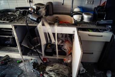 Tel Aviv, İsrail, 1 Mart 2026. Özel bir apartman dairesi, bir füze çarpmasından sonra tamamen yıkıldığını gösteriyor. Görüntü, Tel Aviv şehir merkezindeki çatışma sırasında sivil evlere verilen hasarın boyutlarını belgeliyor..