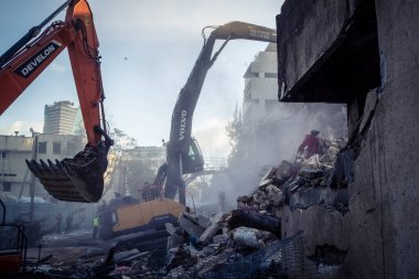 Tel Aviv, İsrail, 1 Mart 2026 İnşaat vinçleri ve ağır ekipmanlar roketle vurulan çok dengesiz bir apartmanı yıkmaya çalışıyorlar. Merkez Tel Aviv 'deki yapısal güvenlik riskleri nedeniyle alan temizleniyor..